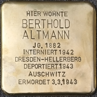 Hier wohnte Berthold Altmann. Mit Klick auf den zugehörigen Link öffnet sich eine Seite, wo die Inschrift des jeweiligen Stolpersteins oben zentral dasteht und von dort kopiert werden kann.