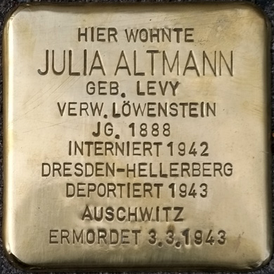 Hier wohnte Julia Altmann. Mit Klick auf den zugehörigen Link öffnet sich eine Seite, wo die Inschrift des jeweiligen Stolpersteins oben zentral dasteht und von dort kopiert werden kann.