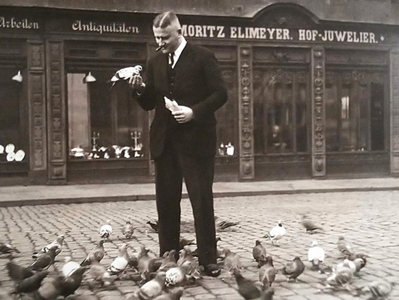 Alexander Jacoby vor seinem Geschäft namens "Moritz Elimeyer"